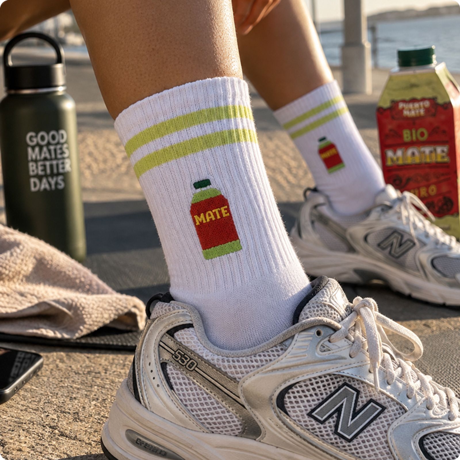 Chaussettes imprimées au motif El Tony Mate dans des sneakers