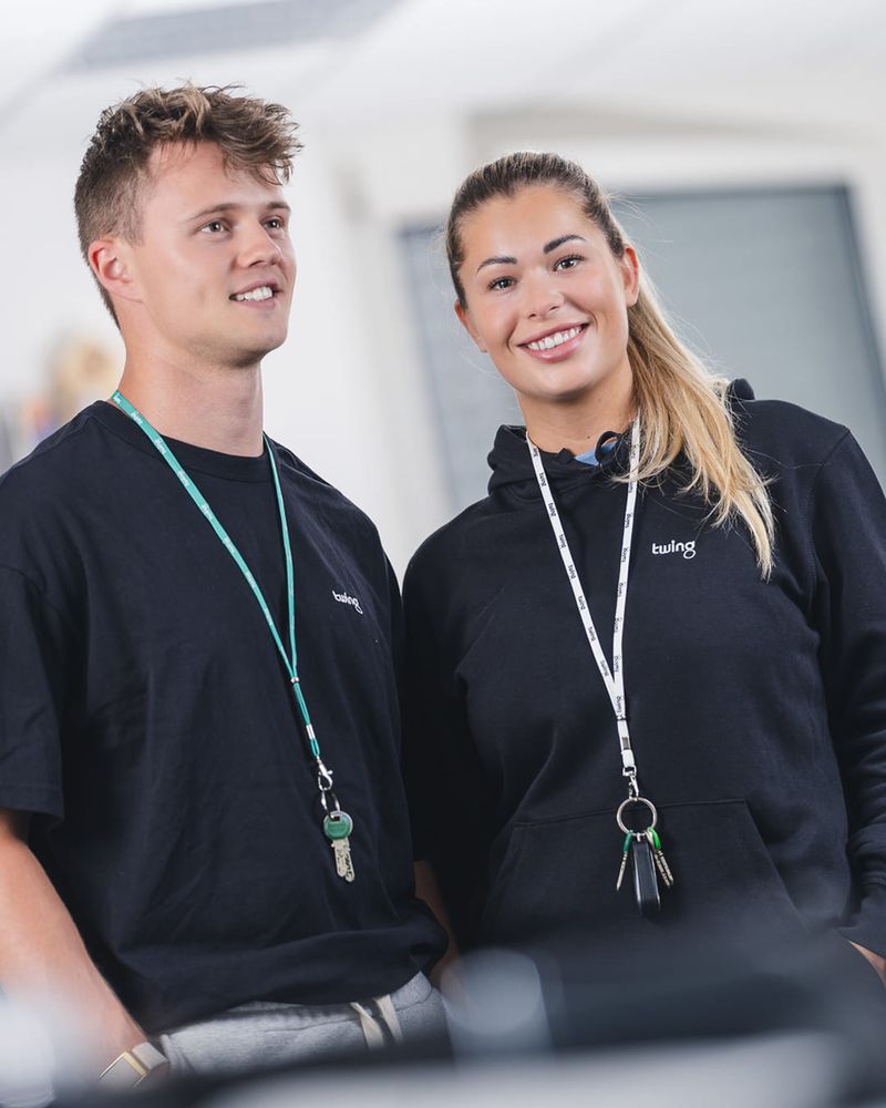 Zwei Personen mit von Twing bedruckten Textilien