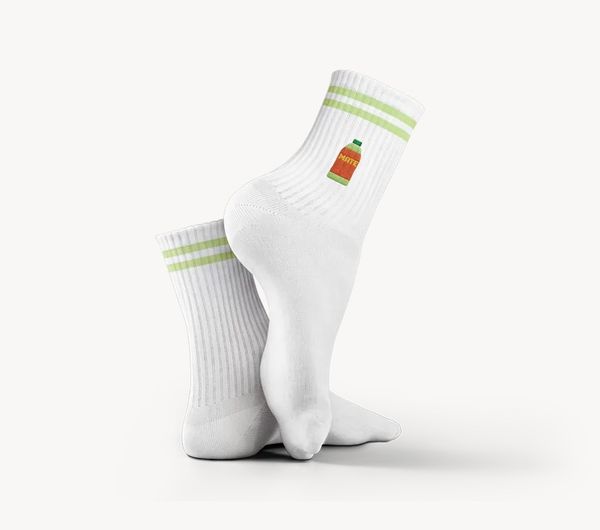 Weisse Eco Socks mit grünen Streifen und gesticktem Puerto-Mate-Fläschchen