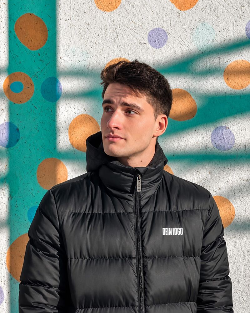 Nahaufnahme einer bestickten Daunenjacke