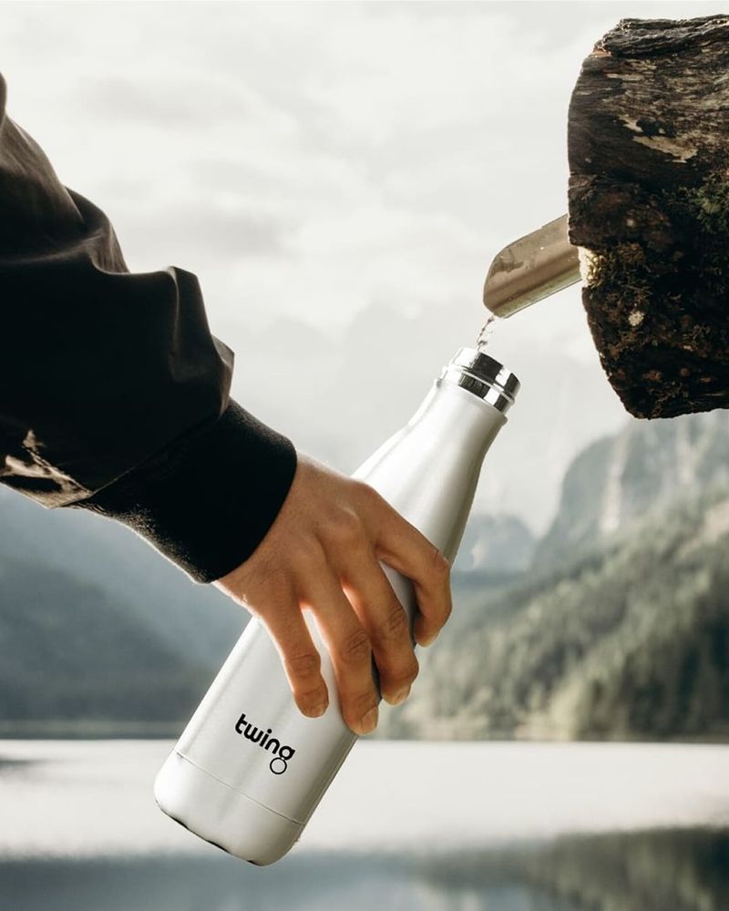 Schwarze Trinkflasche mit Logo
