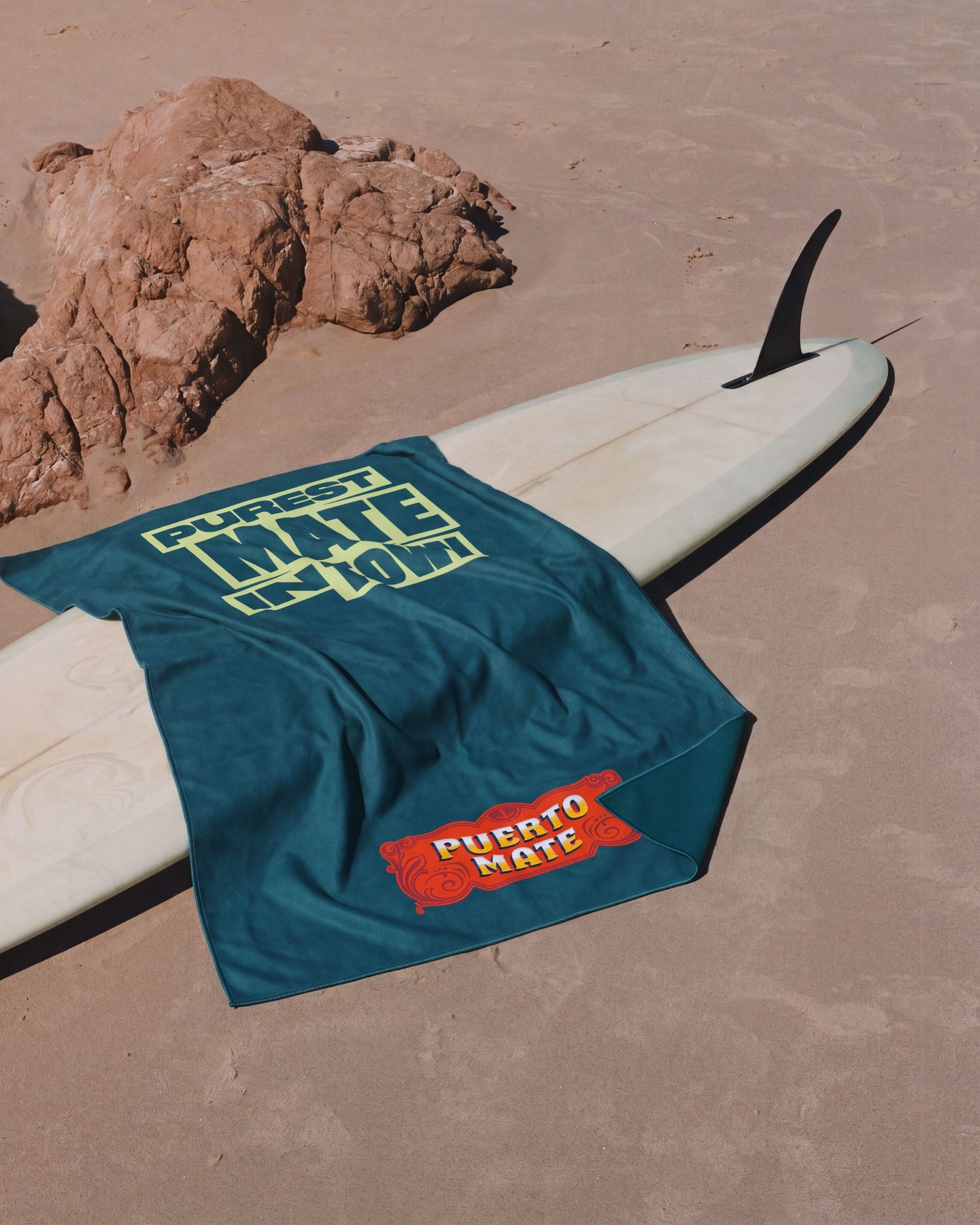 Badetuch «Purest Mate in Town» mit Puerto-Mate-Label auf einem Surfbrett