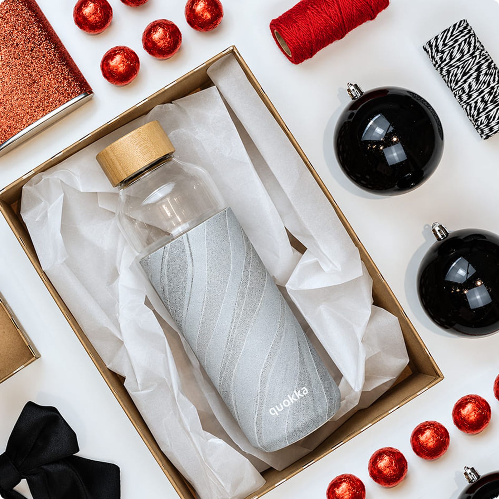 Graue Trinkflasche in Geschenkbox mit festlicher Weihnachtsdekoration