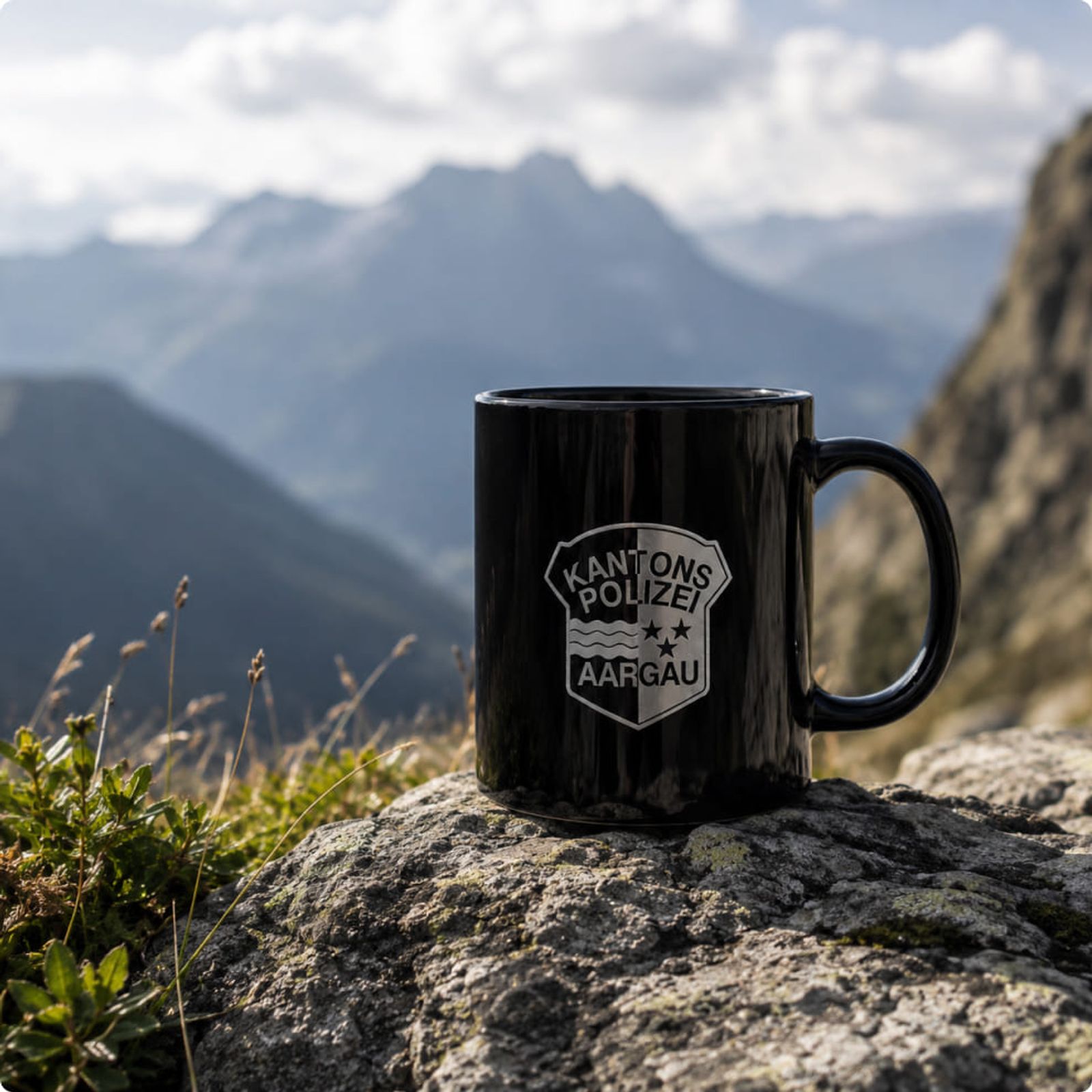 Tasse de la police d’Aarau imprimée par Twing dans un paysage de montagne