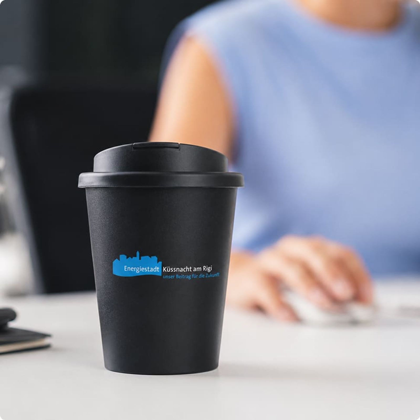 Gobelet à café Twing imprimé, tenu à la main