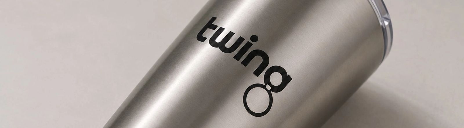 Gros plan d’un mug isotherme en acier inoxydable imprimé du logo Twing
