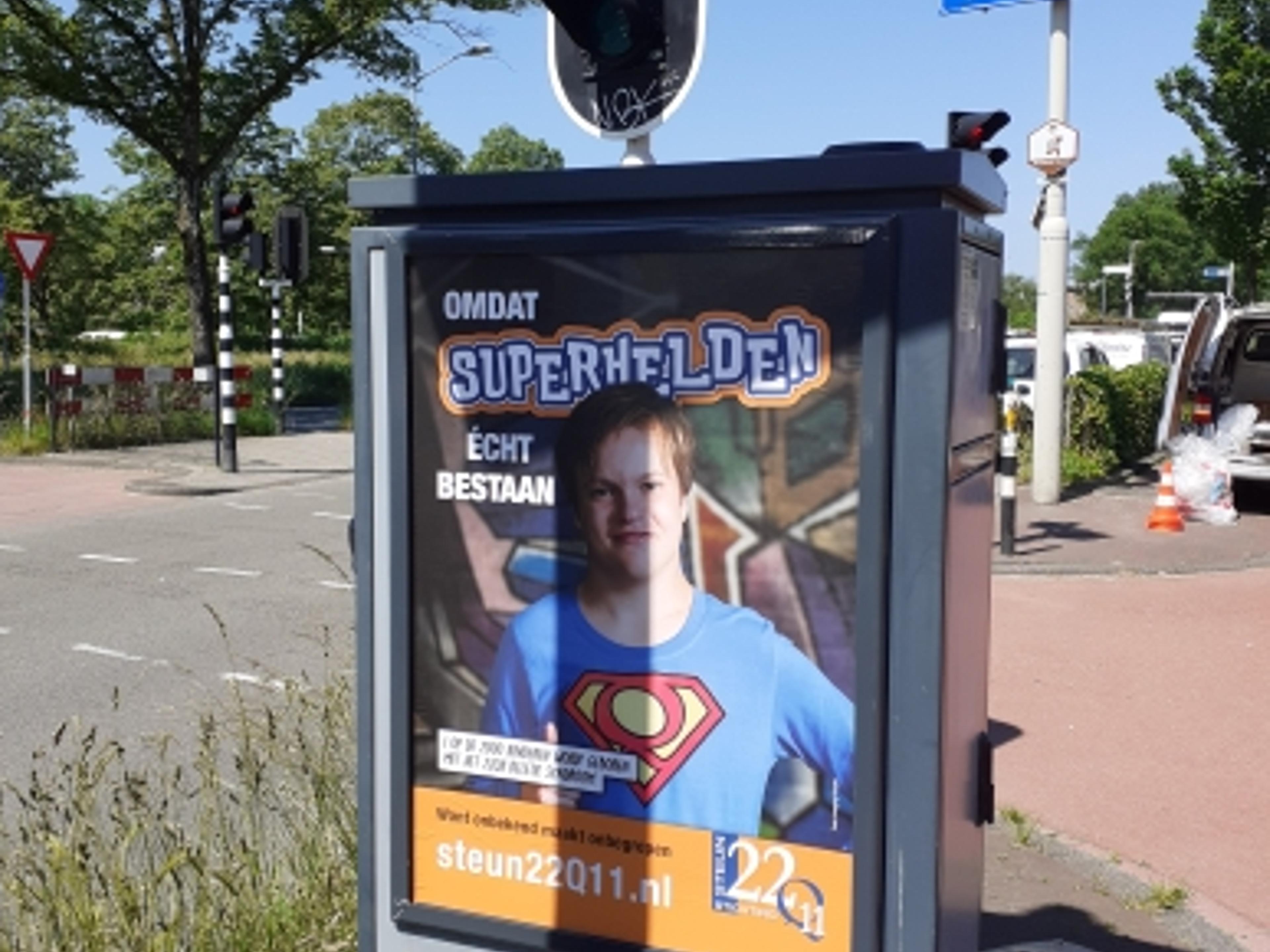 A0 frames op VRI kasten/Nutsvoorzieningen en bestickering van Hoffman Outdoor Media