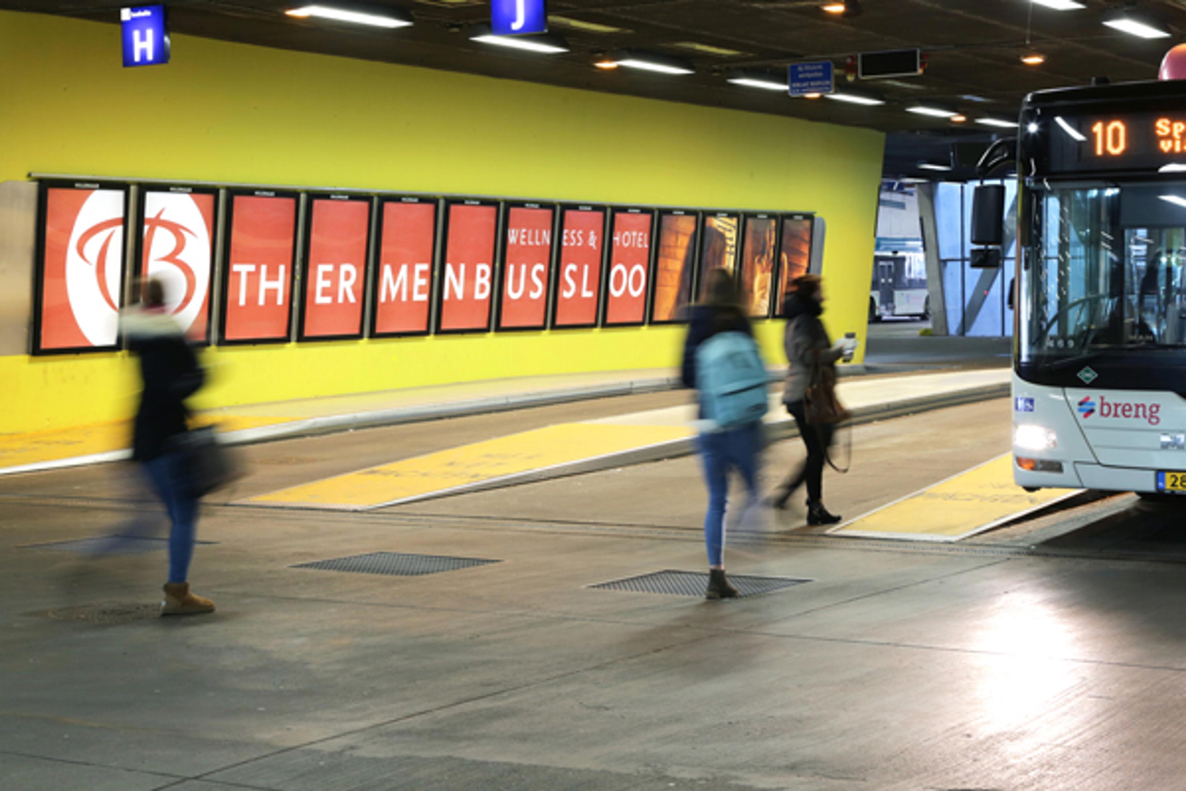 Hillenaar introduceert special op busstation Arnhem