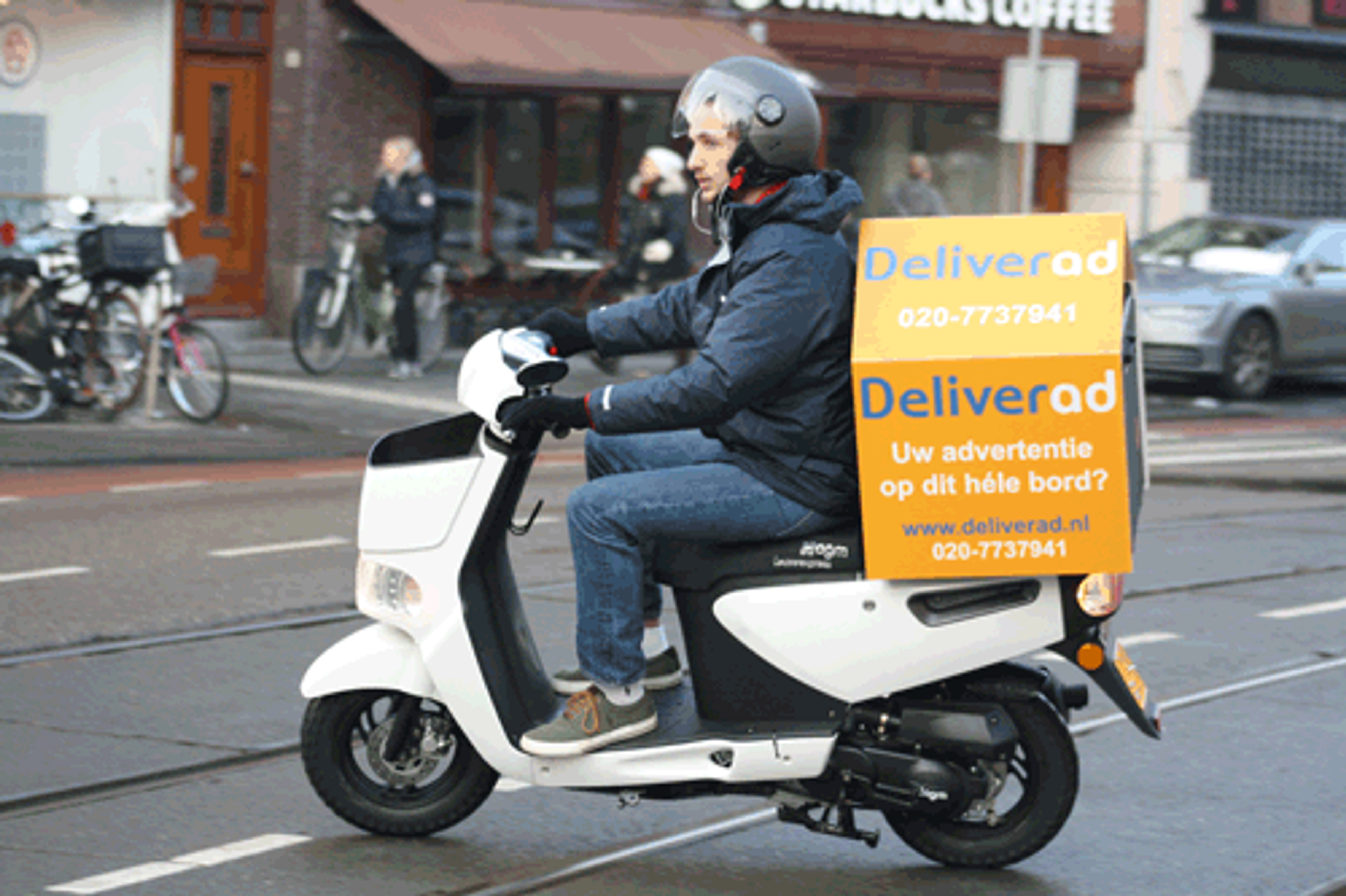 Deliverad, reclameborden op bezorgscooters