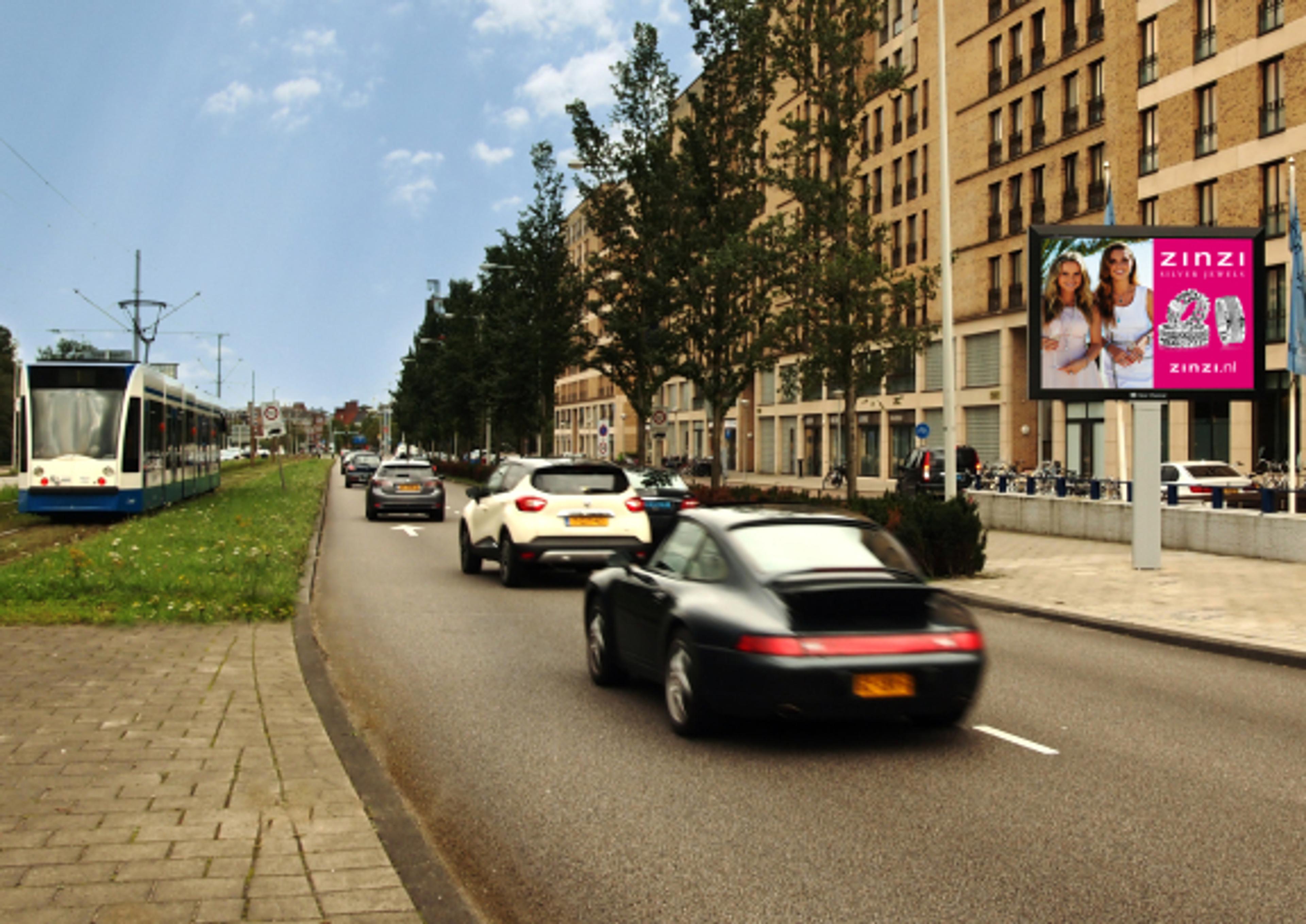 Nieuw: 'Digital Billboard' Clear Channel Hillenaar langs openbare weg in Amsterdam