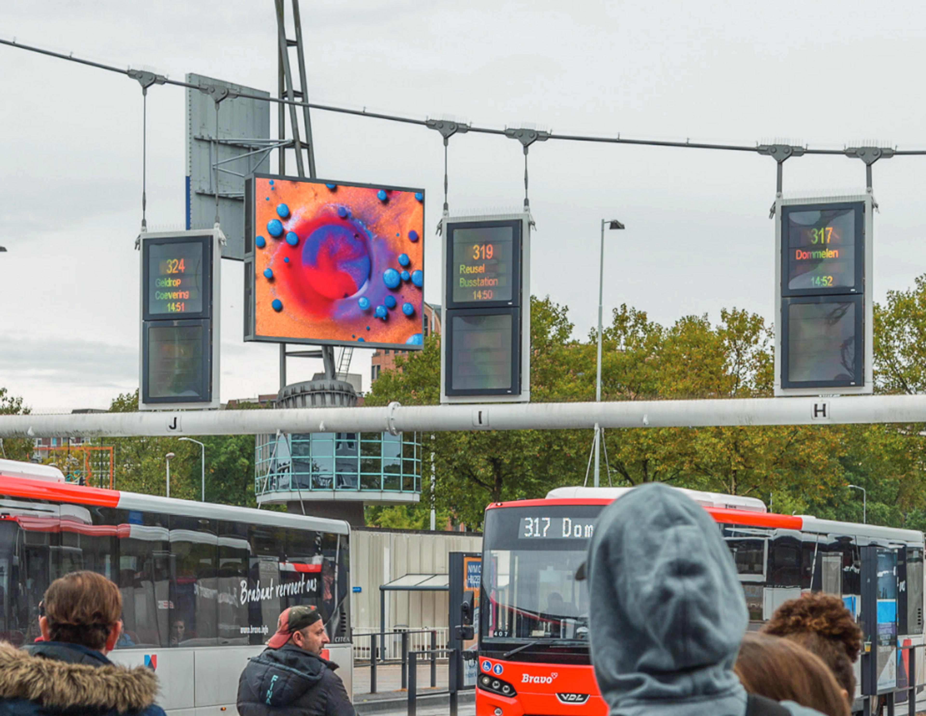 LEDscherm van 52m² op het busplein bij Station Eindhoven