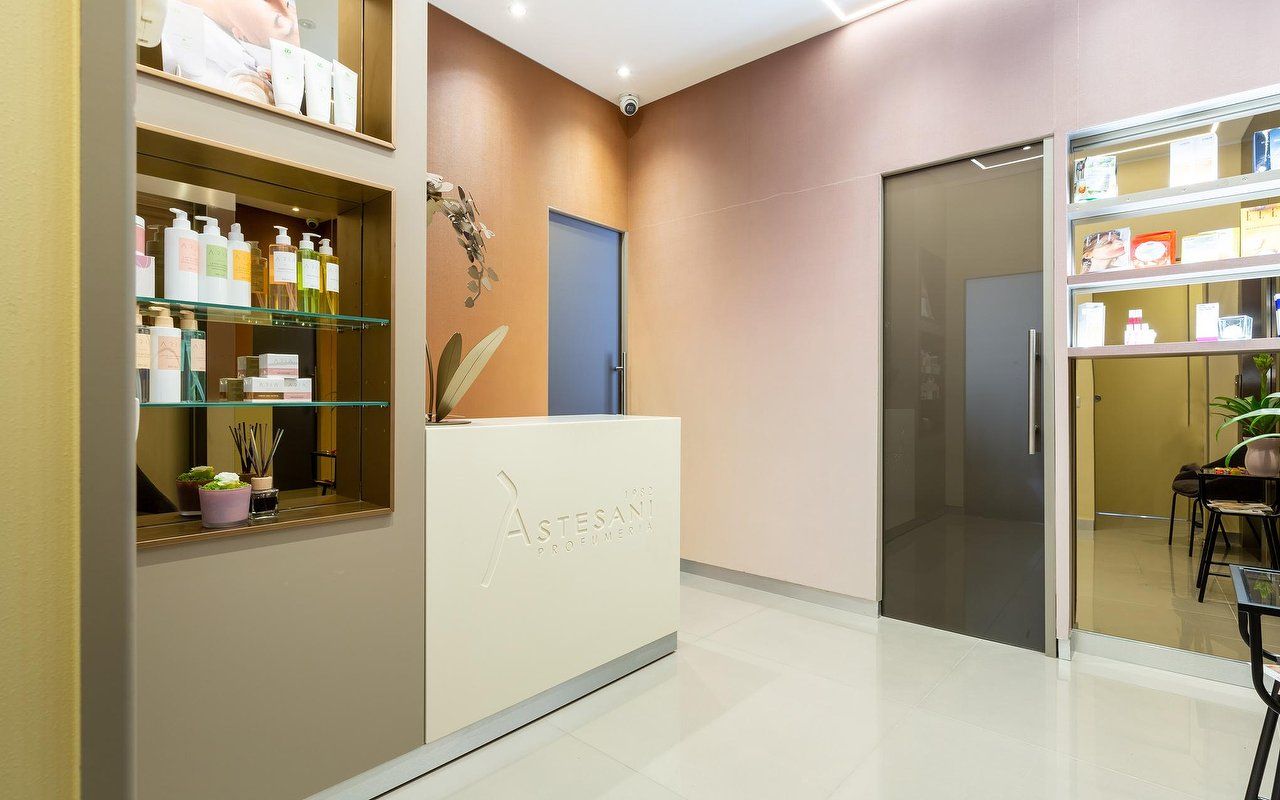 La reception del centro estetico con il logo Astesani