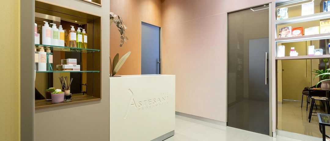 La reception del centro estetico con il logo Astesani