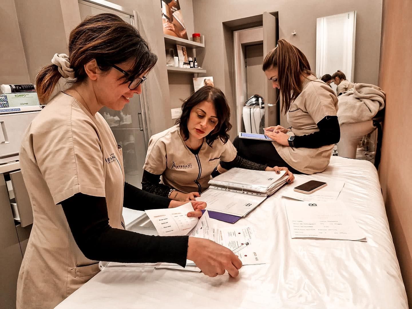 Le estetiste preparano una scheda trattamento in cabina