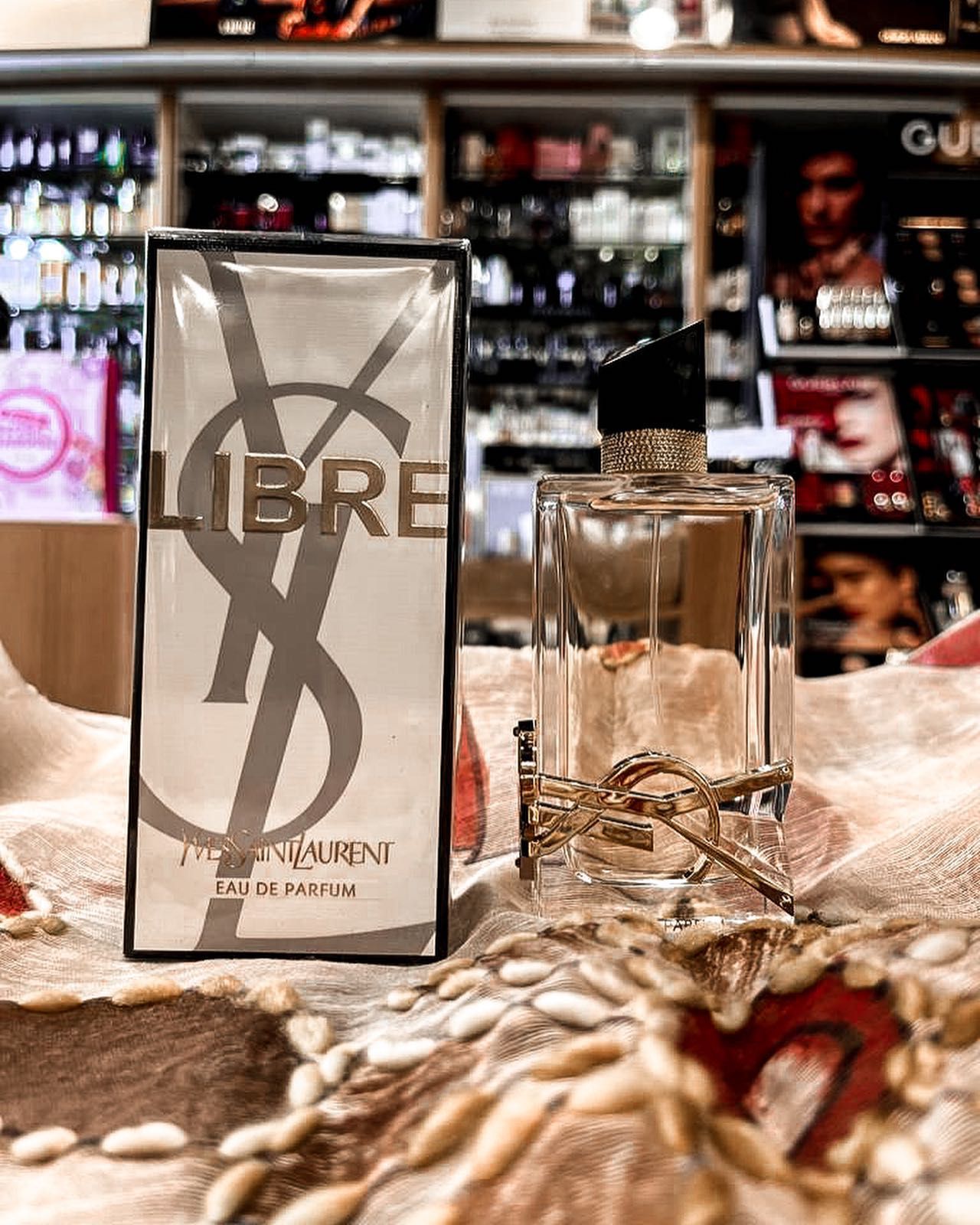 Libre di Yves Saint Laurent esposto in profumeria