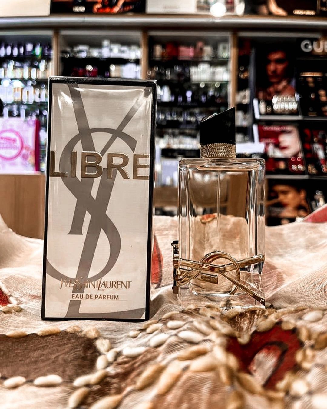 Libre di Yves Saint Laurent esposto in profumeria