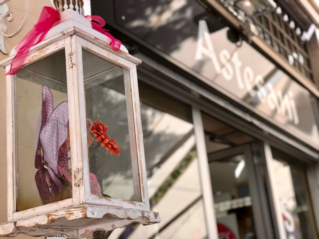 L’ingresso della profumeria con l’insegna Astesani