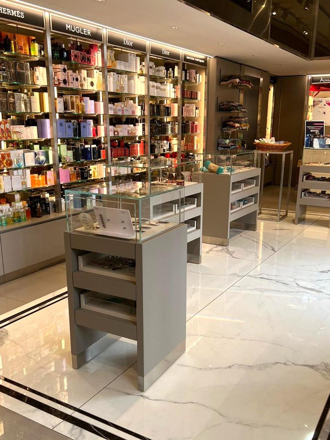 L’interno della profumeria, con pavimento in marmo e pareti di fragranze
