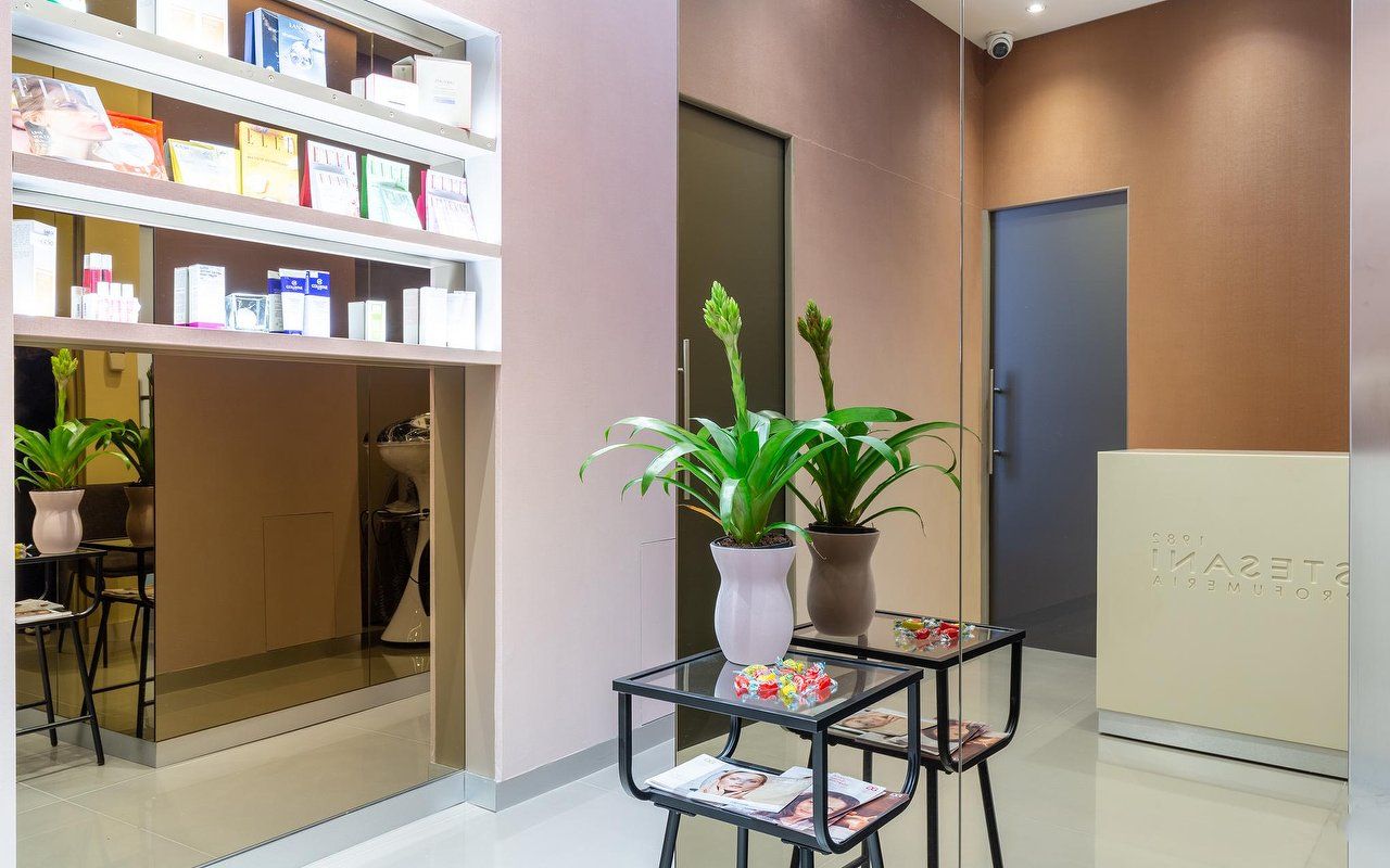 L’ingresso del centro estetico, con piante e prodotti in esposizione