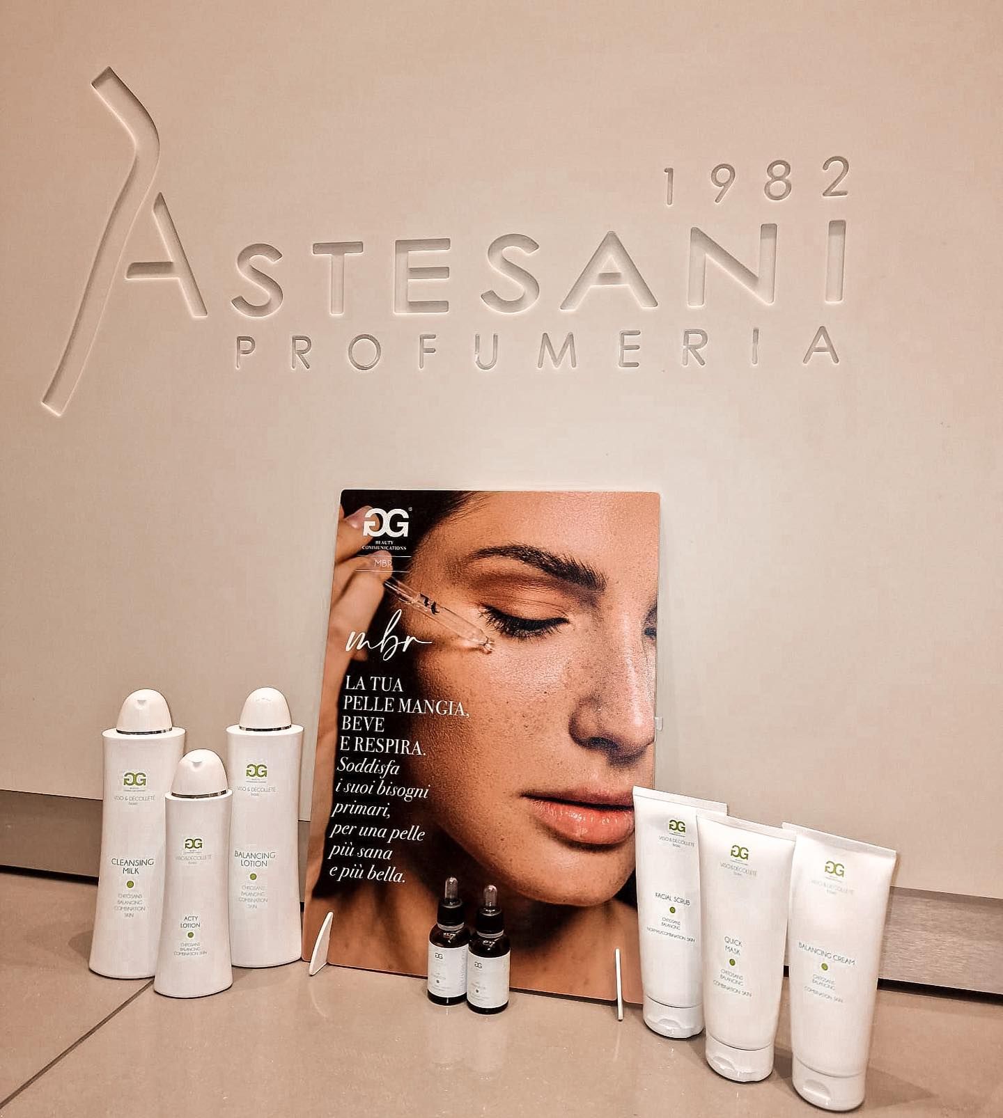 Prodotti viso professionali davanti al logo Astesani