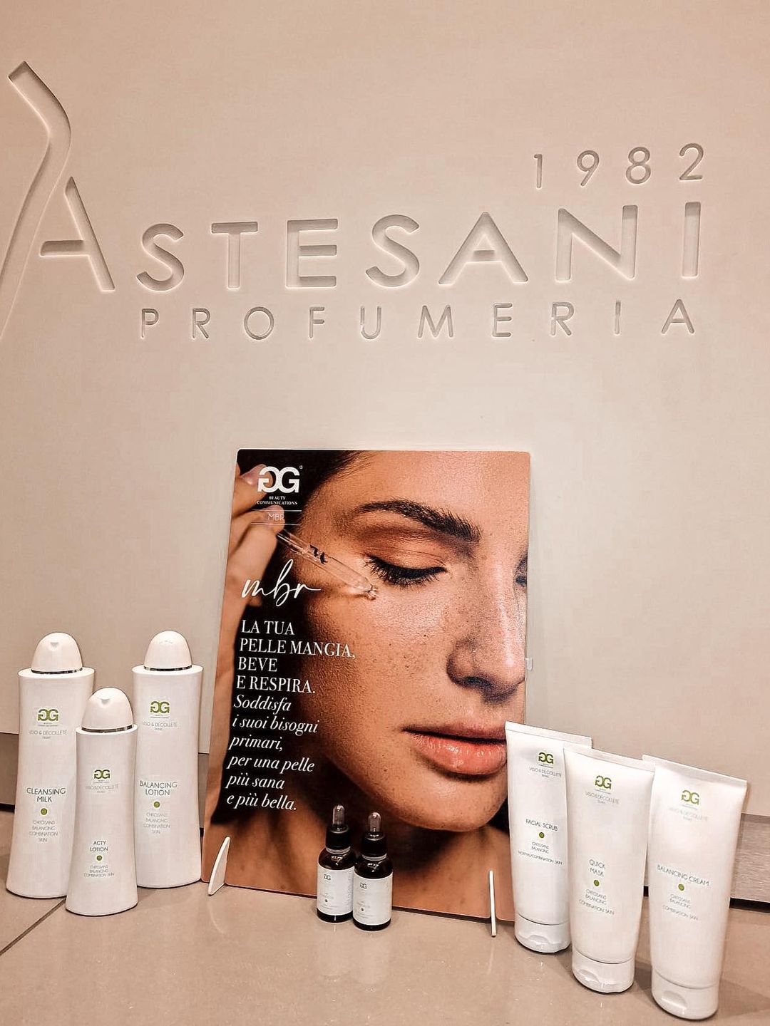 Prodotti viso professionali davanti al logo Astesani