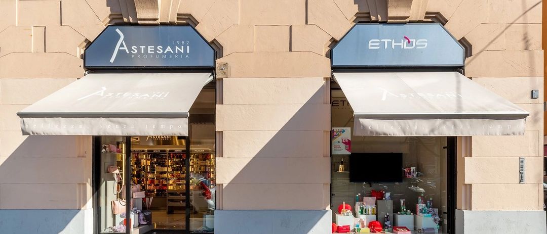 Le vetrine di Profumeria Astesani ed Ethos all’angolo con via George Sand
