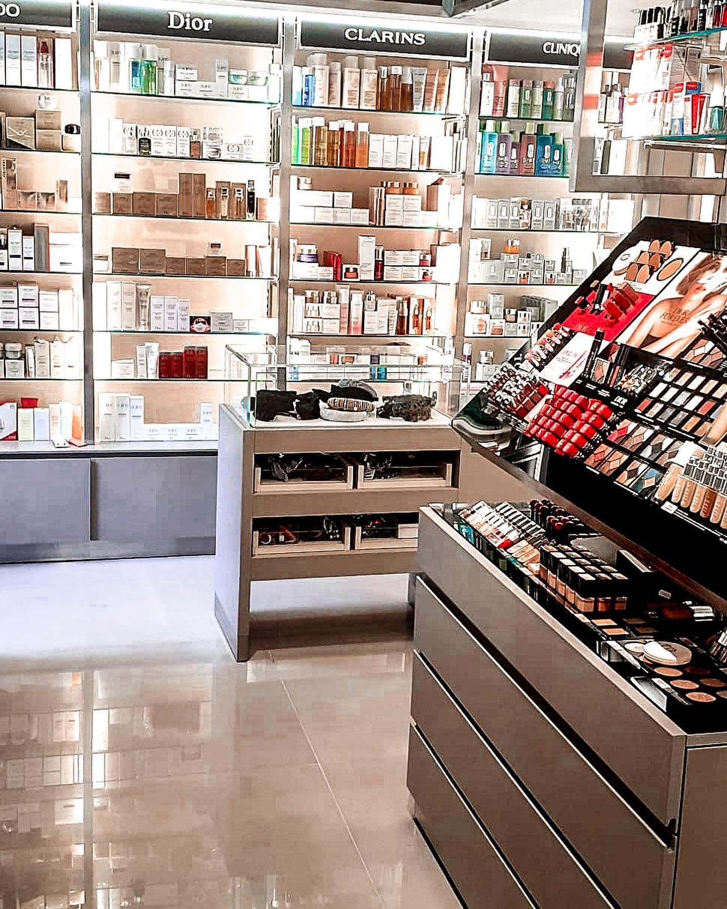 Il negozio: scaffali di skincare e l’espositore del make-up