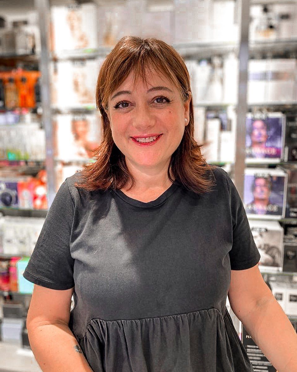 Roberta, beauty consultant, tra gli scaffali della profumeria