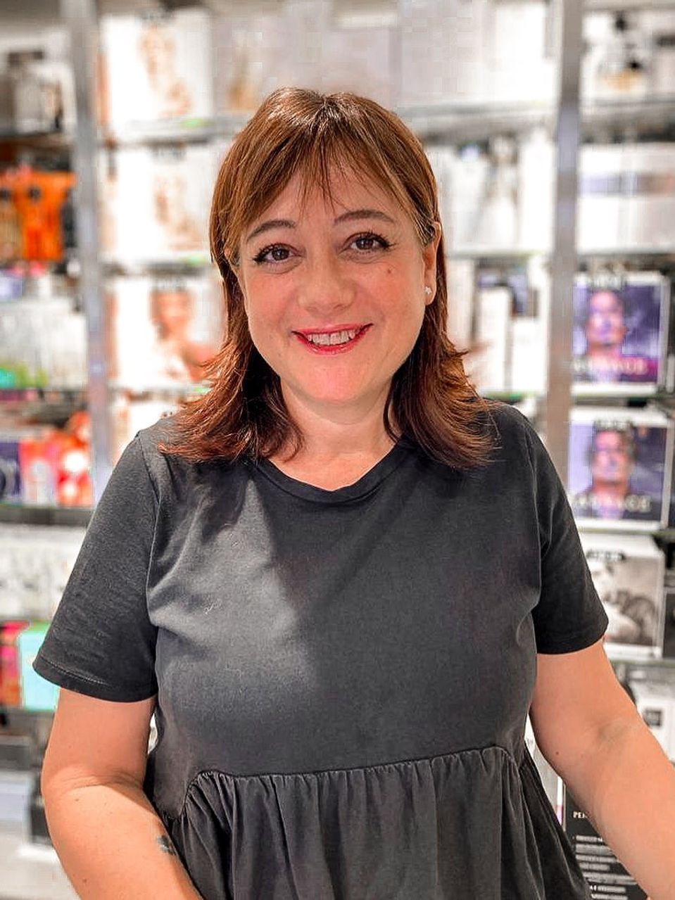 Roberta, beauty consultant, tra gli scaffali della profumeria