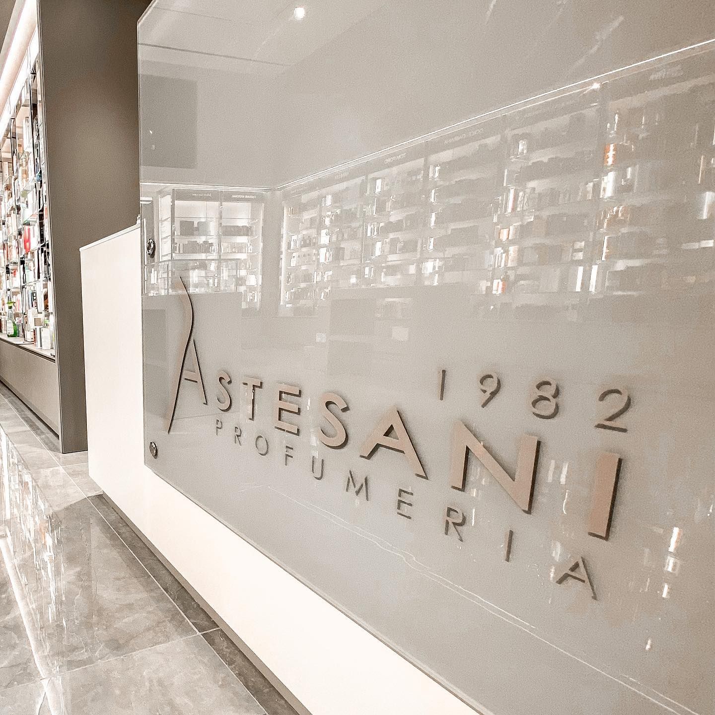 La parete con il logo Astesani 1982 Profumeria