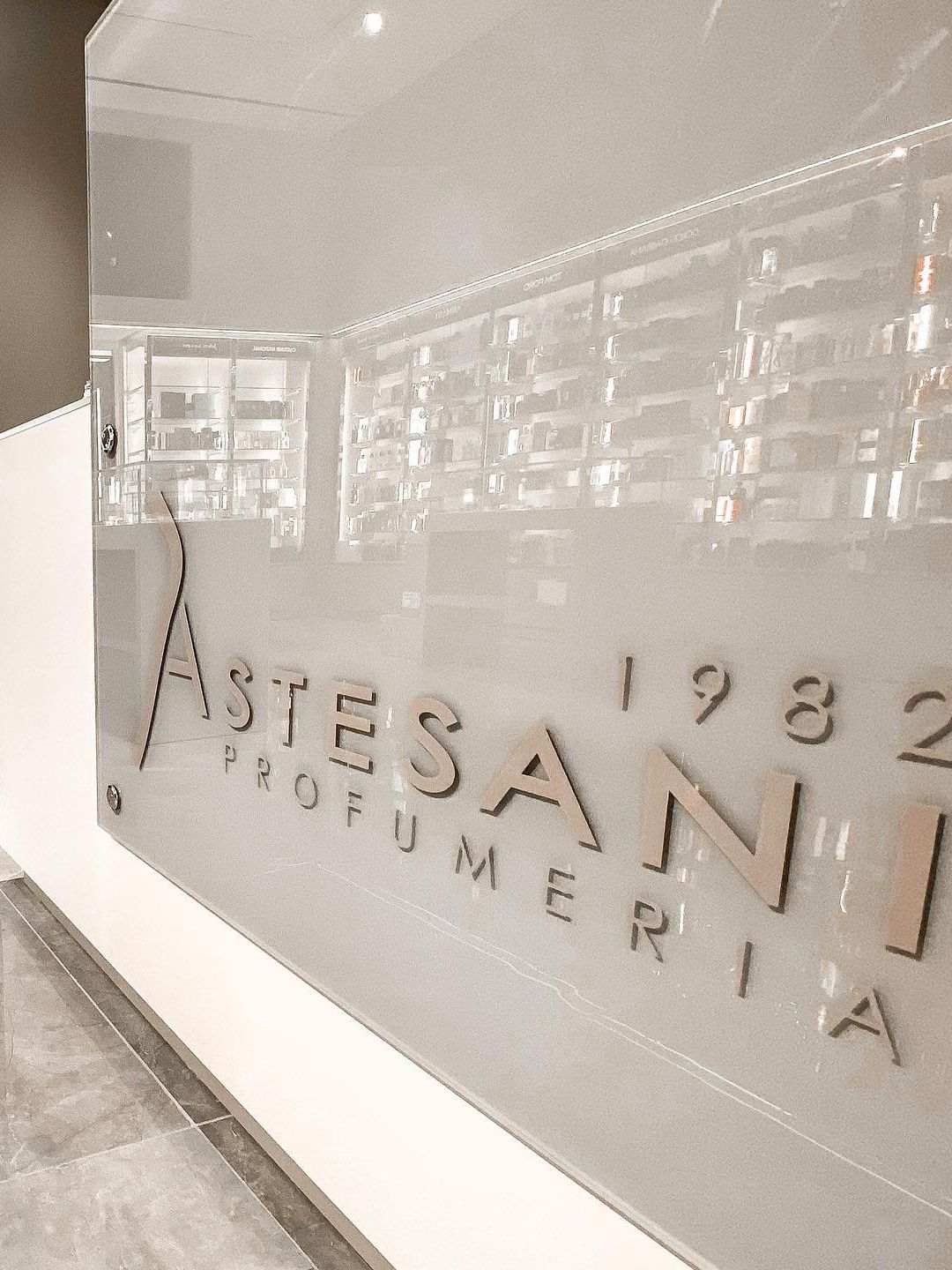 La parete con il logo Astesani 1982 Profumeria