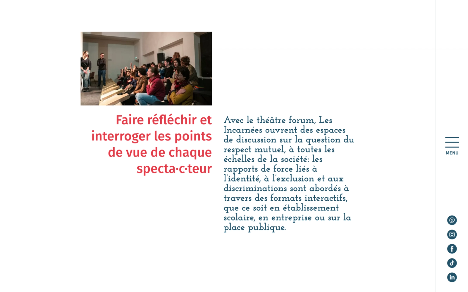 La page Théâtre forum : photo d’un atelier avec le public et présentation de la démarche.