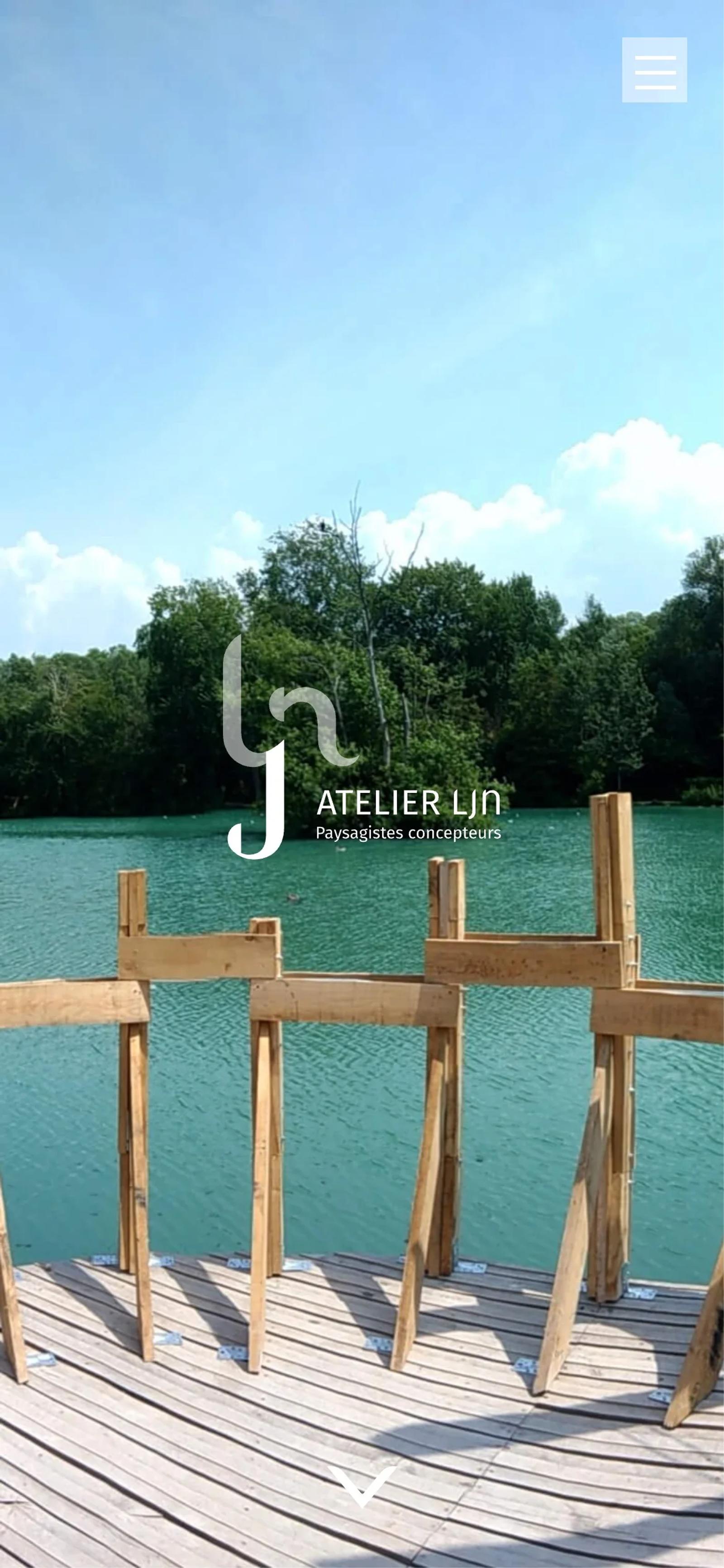 Accueil du site de l’Atelier LJN sur mobile : vidéo plein écran d’un ponton au bord d’un lac