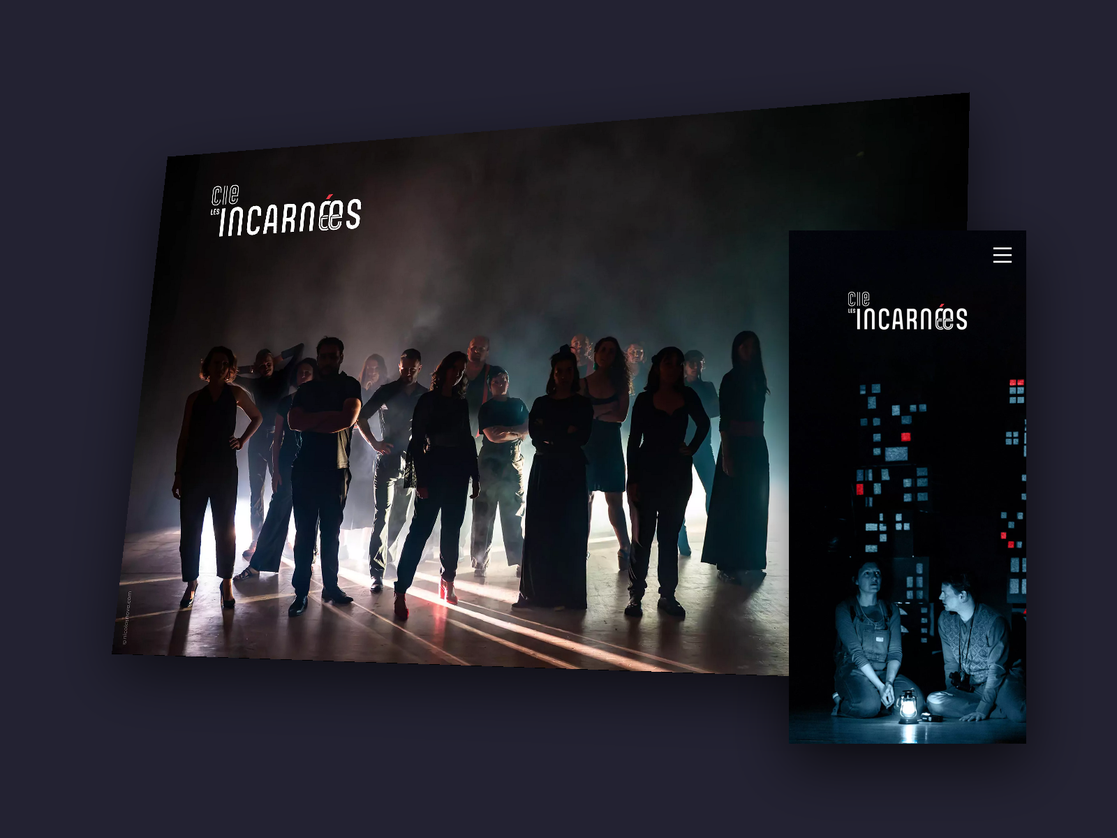 Le site de la Compagnie Les Incarnées sur ordinateur et sur mobile : la troupe sur scène, dans la fumée et la lumière bleue.