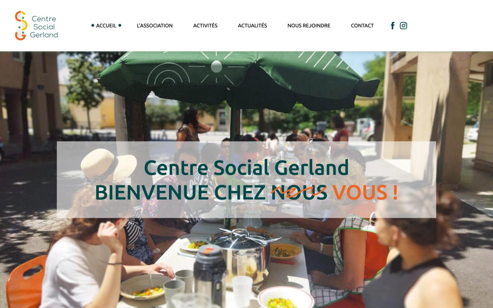 Accueil du site du Centre social Gerland sur ordinateur : « Bienvenue chez vous ! » sur une photo de repas partagé