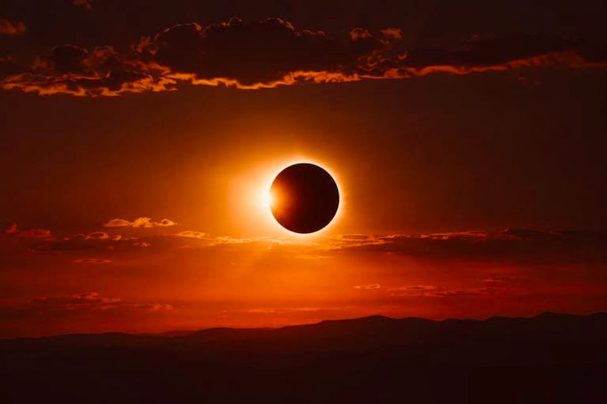 Clase eclipse Agosto 2026 en Inhala Hot Yoga