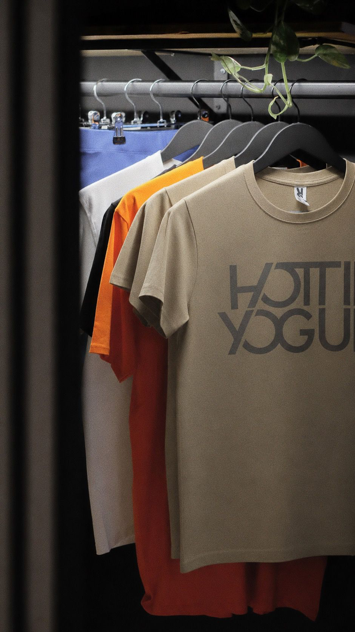 Roupas oficiais Bikram, reservadas e enviadas especificamente para os Hotties por Laju e sua família, diretamente do Teacher Training na Tailândia. Disponível apenas no Inhala Hot Yoga Madrid.