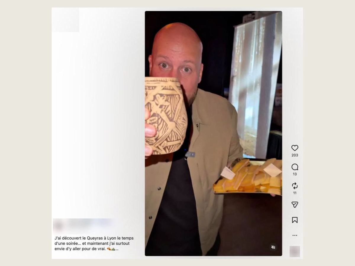 Capture d'une publication Instagram, nom du compte flouté : un homme boit dans une tasse en bois sculpté, un plateau de fromage à la main