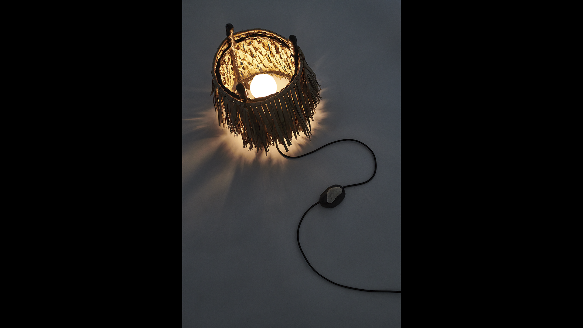 A floor lamp IV_desktop_05