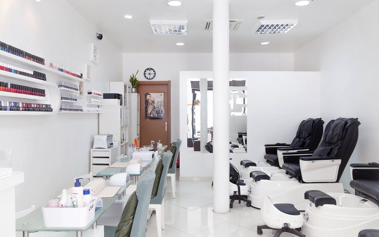 Il salone: postazioni manicure e poltrone per la pedicure spa