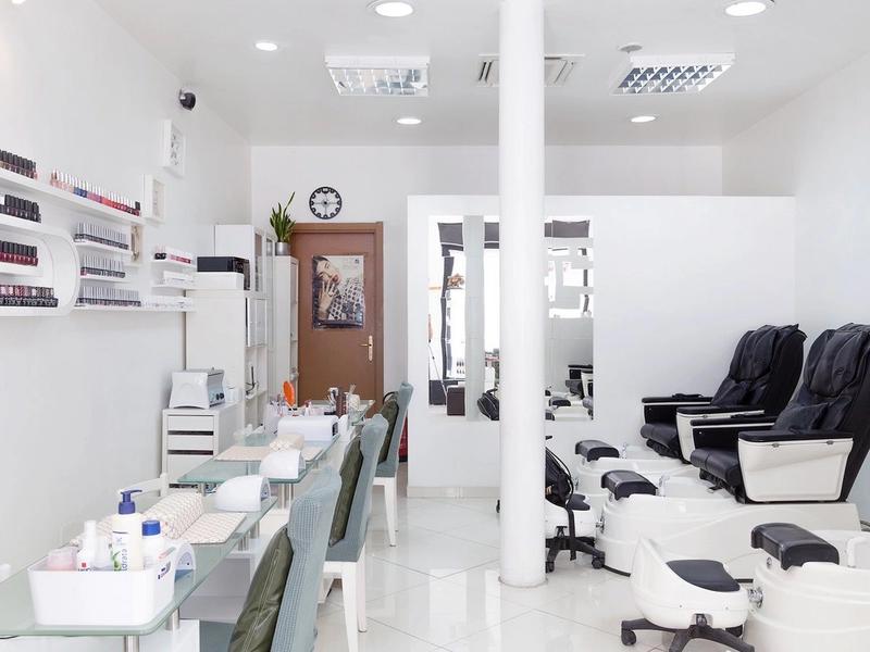 Il salone: postazioni manicure e poltrone per la pedicure spa