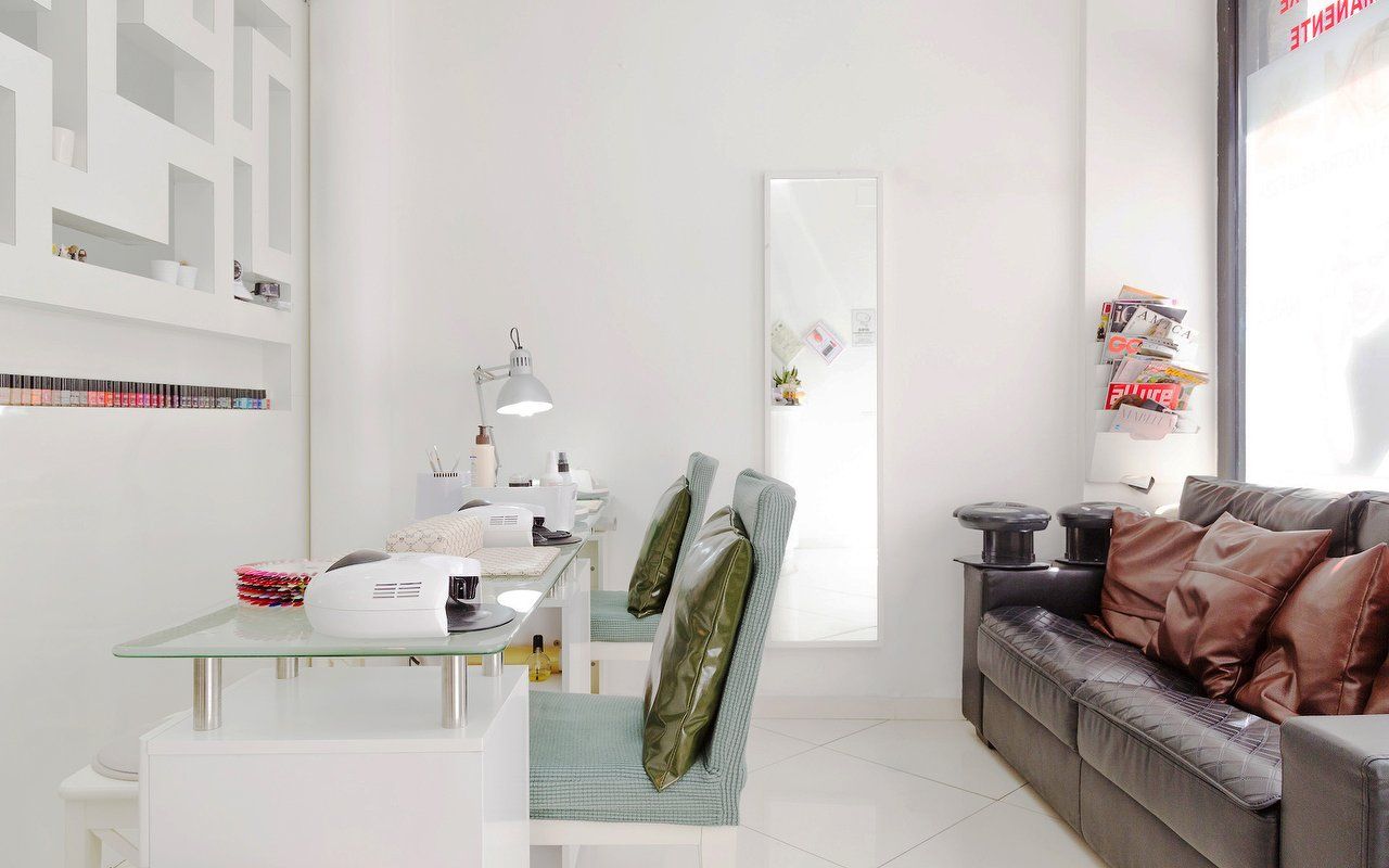 Postazioni manicure e angolo attesa del salone