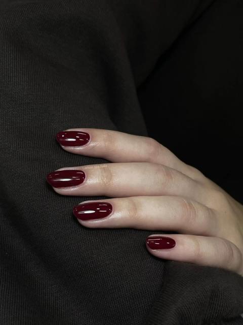Semipermanente rosso scuro su unghie corte
