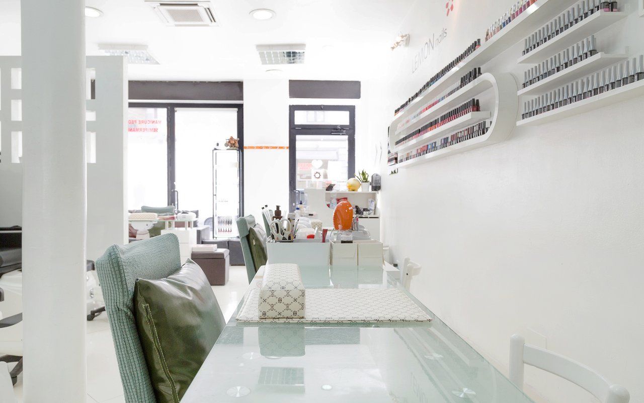 Postazioni manicure con la parete degli smalti
