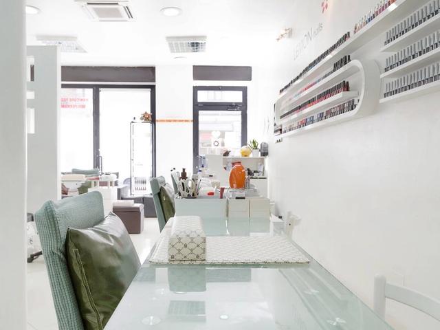 Postazioni manicure con la parete degli smalti