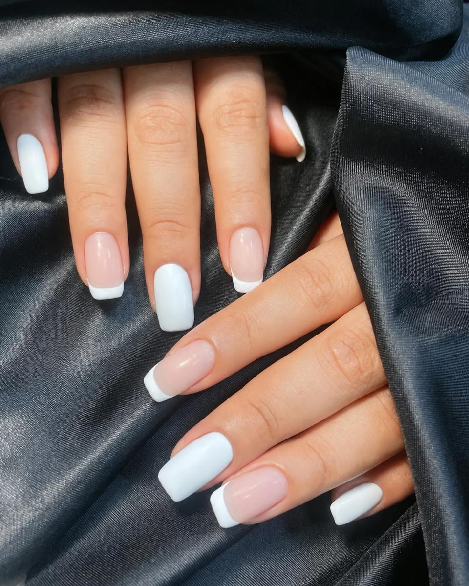 Ricostruzione gel french bianco su unghie squadrate