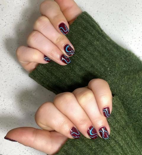 Nail art a onde su base bordeaux