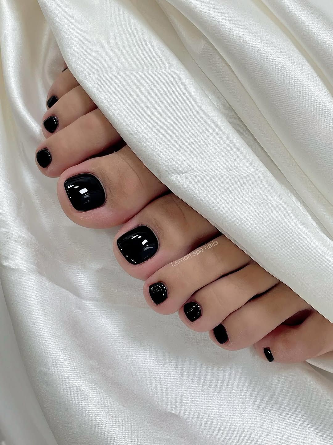 Pedicure con semipermanente nero lucido