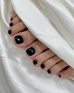 Pedicure con semipermanente nero lucido
