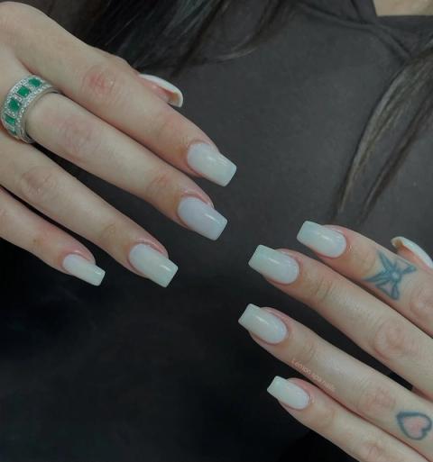 Ricostruzione gel bianco latte su unghie squadrate